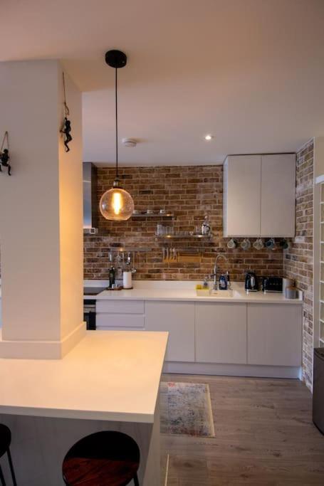 Modern In The Heart Of * London