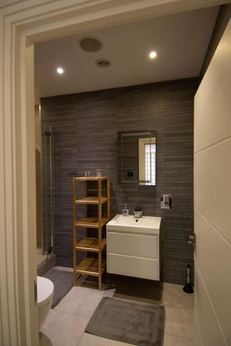 Modern In The Heart Of Apartment London